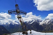 47 La croce del Sasna sullo sfondo dei Diavoli e dei Giganti Orobici